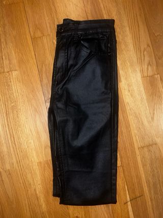 Pantalón efecto piel Stradivarius Talla 36