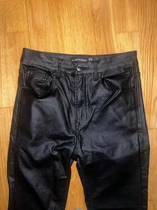 Pantalón efecto piel Stradivarius Talla 36