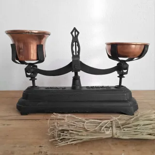 Bilancia antica in ghisa con coppette in rame