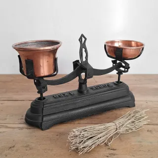 Bilancia antica in ghisa con coppette in rame