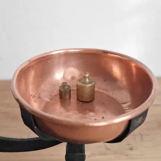 Bilancia antica in ghisa con coppette in rame