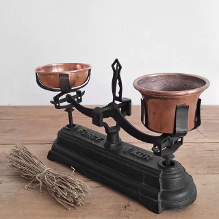 Bilancia antica in ghisa con coppette in rame