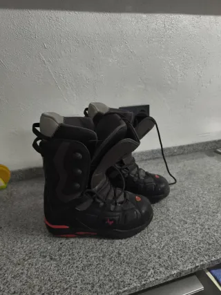 Botas de Snowboard Negras y Rojas