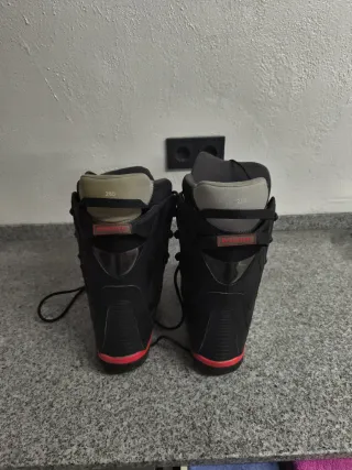 Botas de Snowboard Negras y Rojas