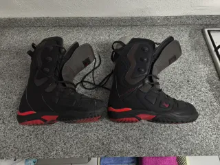 Botas de Snowboard Negras y Rojas