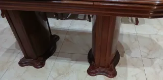 Mueble de madera con vitrina