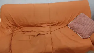 Mueble de madera con vitrina