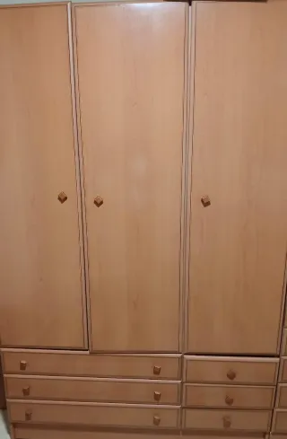 Mueble de madera con vitrina