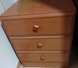 Mueble de madera con vitrina