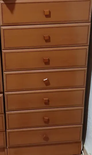 Mueble de madera con vitrina