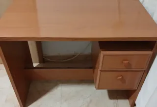 Mueble de madera con vitrina