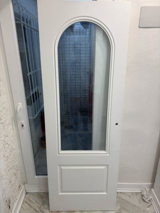 Puerta blanca con cristal arqueado