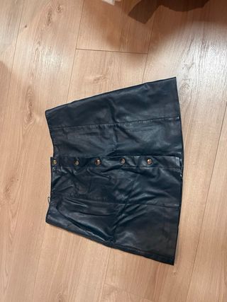 Falda de rayas blanco y negro y otra verde