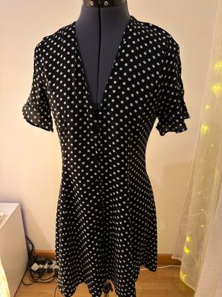 Vestito nero pois manica corta volant