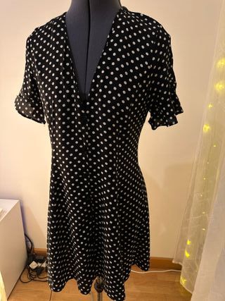 Vestito nero pois manica corta volant