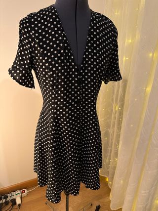 Vestito nero pois manica corta volant