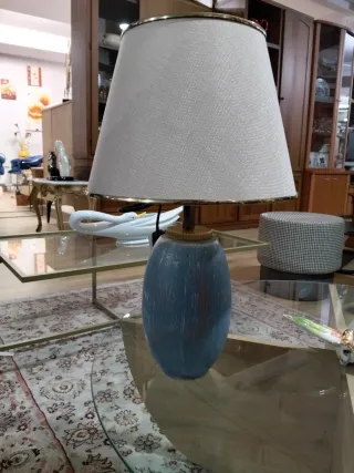 Lámpara de mesa azul y beige