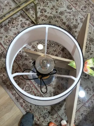 Lámpara de mesa azul y beige