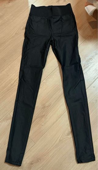 Pantalón efecto piel negro