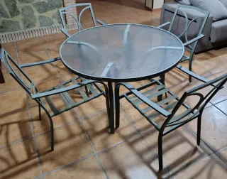 Mesa redonda cristal y 4 sillones jardín