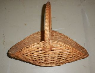 Cesta de mimbre decorativa