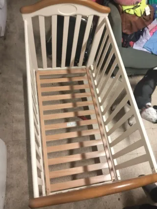 Cuna de bebé blanca y madera