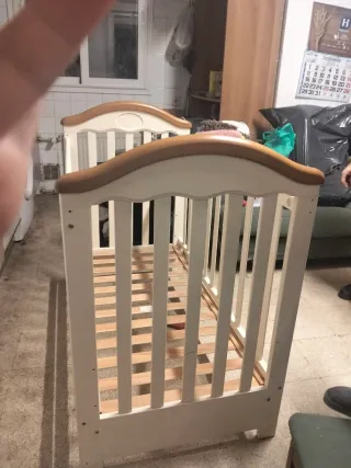 Cuna de bebé blanca y madera