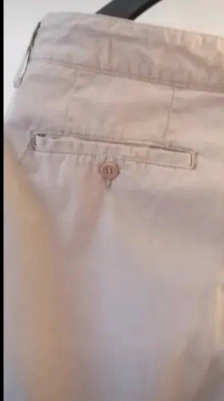 Pantalón beige elegante hombre