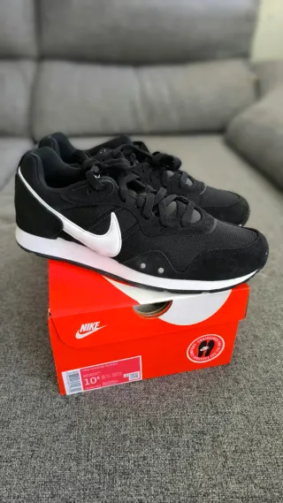 Nike Venture Runner Talla 44.5 Negro Blanco