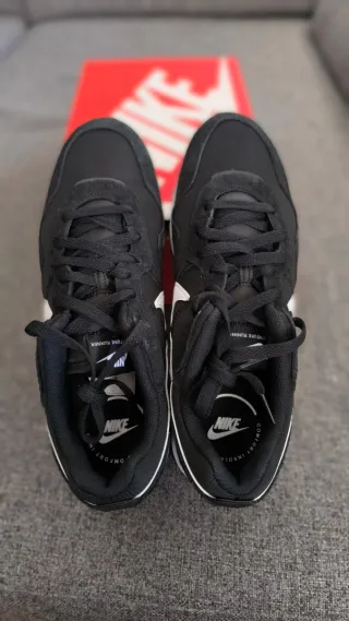 Nike Venture Runner Talla 44.5 Negro Blanco