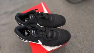 Nike Venture Runner Talla 44.5 Negro Blanco