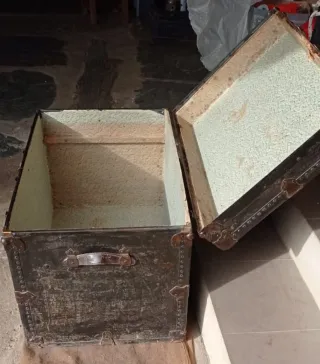 Baúl antiguo de cuero, metal y madera