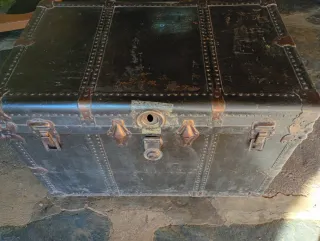 Baúl antiguo de cuero, metal y madera