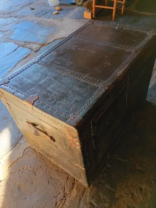 Baúl antiguo de cuero, metal y madera