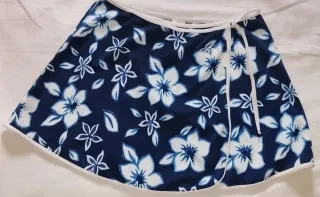 Pareo/minifalda playa azul con flores blancas