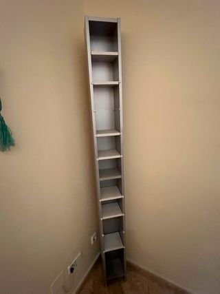 Estantería de madera alta