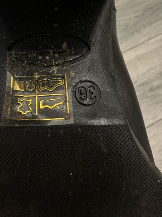 Stivaletti neri in pelle con tacco