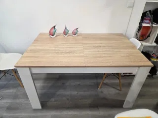 Mesa extensible comedor madera y blanco.