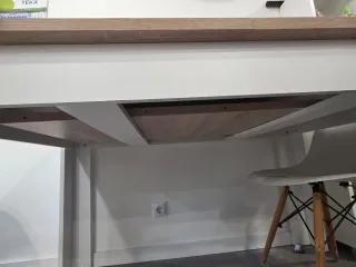 Mesa extensible comedor madera y blanco.