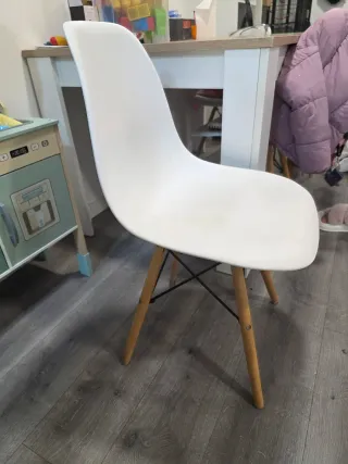 Mesa extensible comedor madera y blanco.