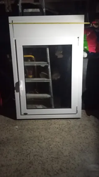 Ventana blanca con marco de aluminio