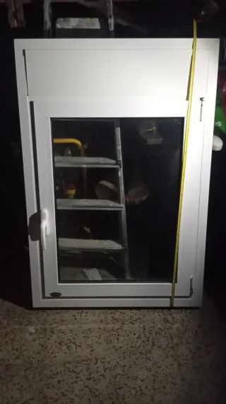 Ventana blanca con marco de aluminio