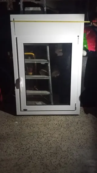 Ventana blanca con marco de aluminio