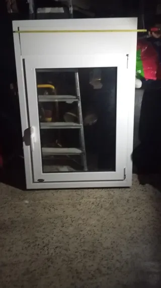 Ventana blanca con marco de aluminio