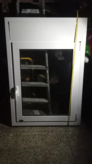 Ventana blanca con marco de aluminio