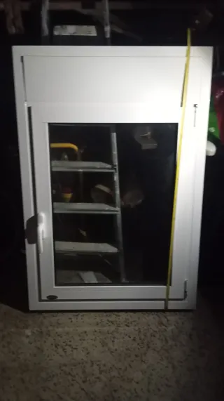 Ventana blanca con marco de aluminio