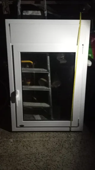 Ventana blanca con marco de aluminio