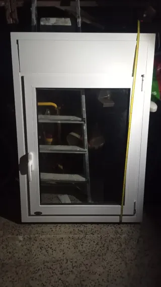 Ventana blanca con marco de aluminio