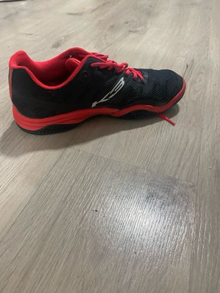 Zapatillas Bullpadel Proline Negras y Rojas