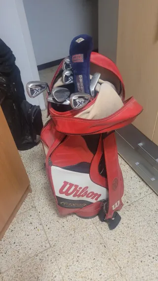 Bolsa de golf Wilson roja con palos